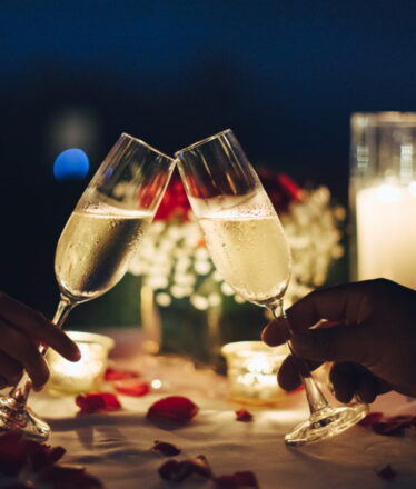 couple-having-valentines-day-dinner@2x